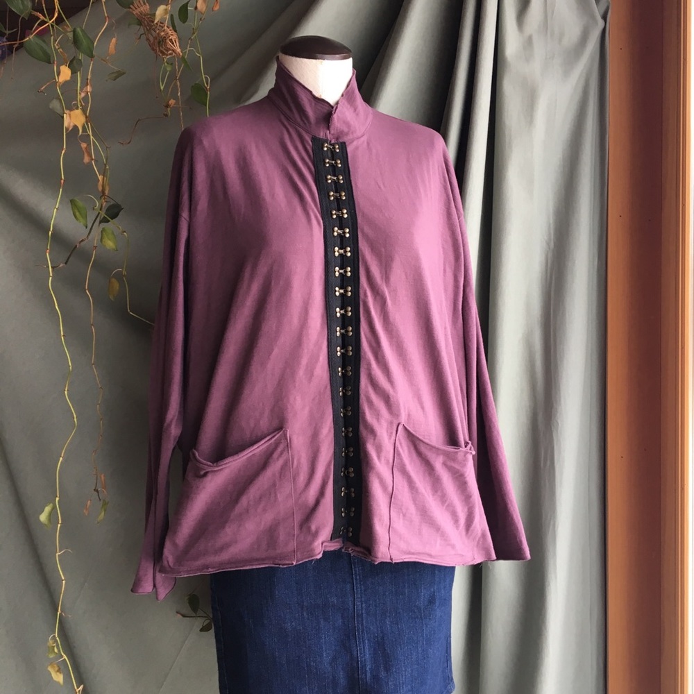 2bLu 💜 Layering Top w/ Metal Hook Closures